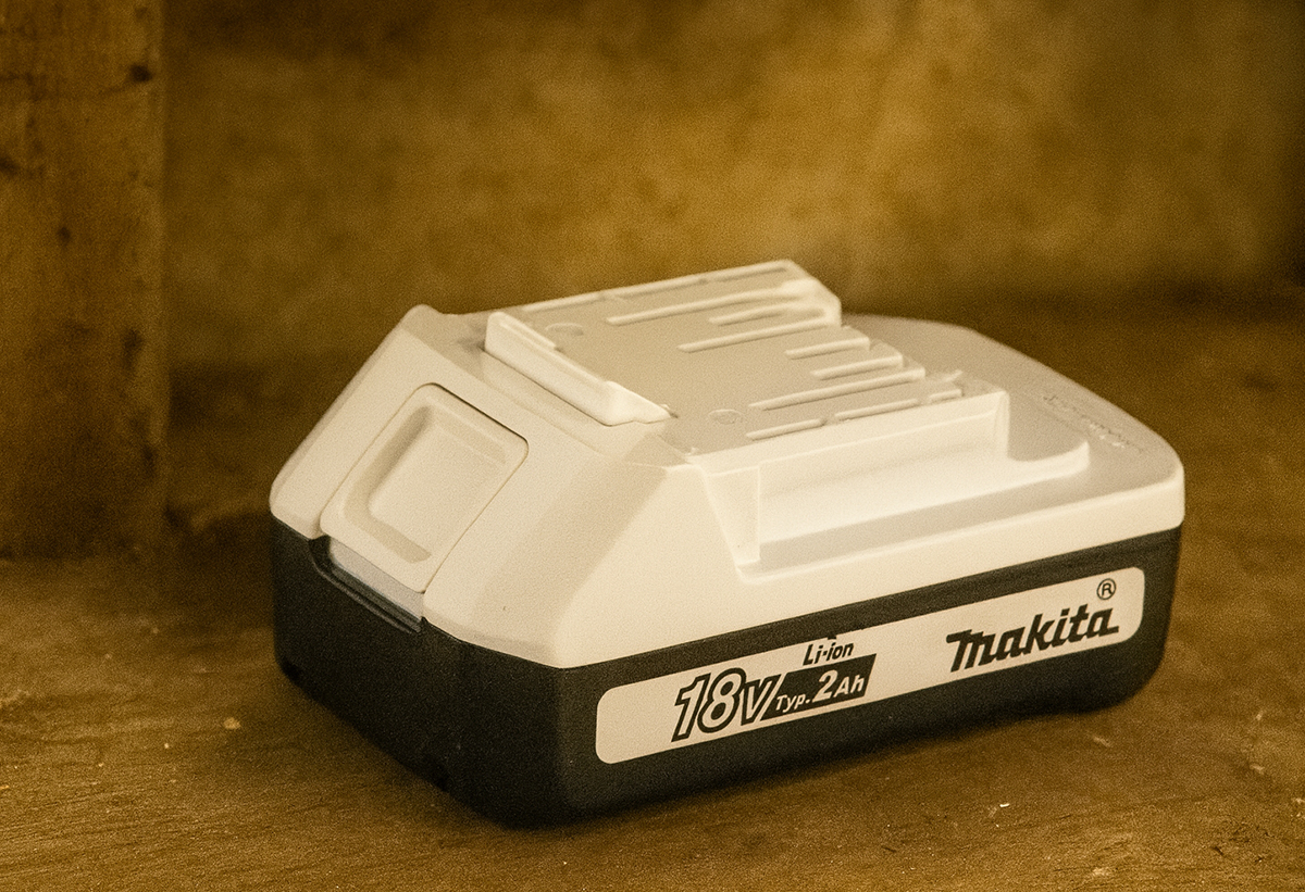 Απεικονίζεται η μπαταρία πάνω σε πάγκο.